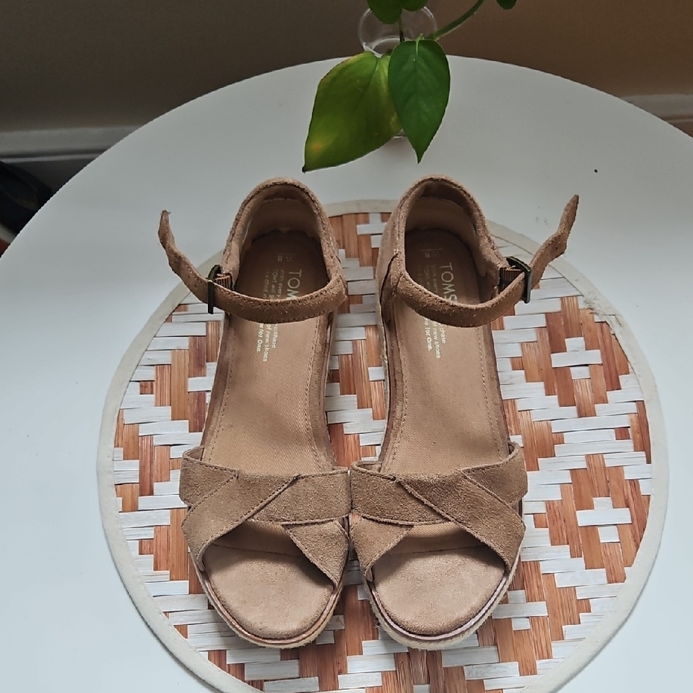 TOMS Women's Tan Sandals